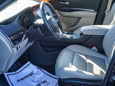 Used 2023 Cadillac XT4 Luxury w/ Cold Weather Package image 17