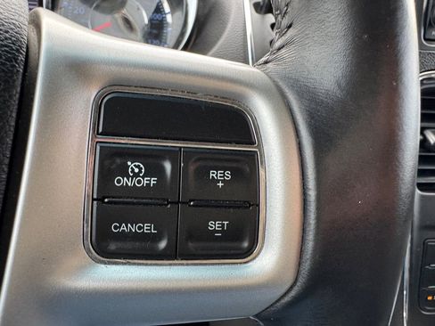 Used 2014 Chrysler Town & Country Touring image 15