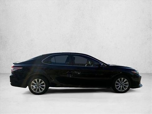 Used 2018 Toyota Camry LE image 4