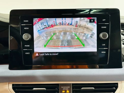 Used 2025 Volkswagen Jetta SE w/ Sunroof Package image 10