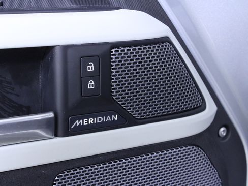 Used 2020 Land Rover Defender 110 First Edition image 22