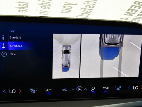 Used 2024 Chevrolet Traverse LT FWD image 21