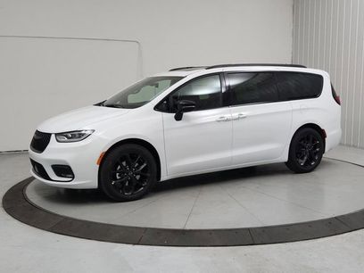 New 2026 Chrysler Pacifica Limited w/ S Appearance Package