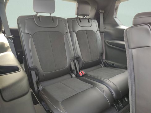 New 2025 Jeep Grand Cherokee L Altitude RWD image 33