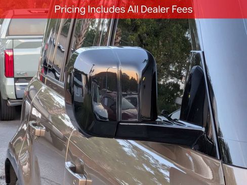 Used 2025 Land Rover Defender 110 X-Dynamic SE AWD/4WD image 12