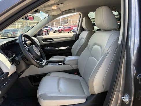 Used 2025 Nissan Pathfinder SL AWD/4WD image 25