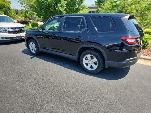 Used 2023 Honda Pilot LX image 3