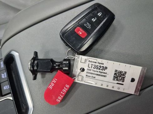 Used 2022 Toyota Highlander Limited image 31