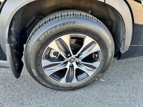 Used 2023 Toyota Highlander XLE image 26