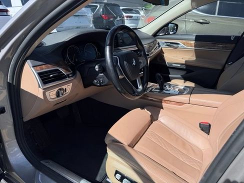 Used 2018 BMW 750i RWD image 23