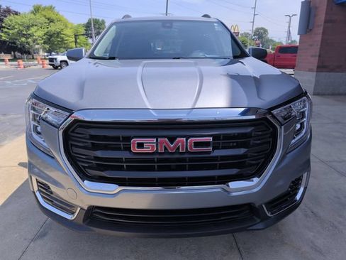 Used 2024 GMC Terrain SLE w/ Driver Convenience Package FWD image 8
