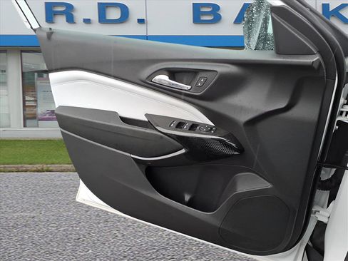 Certified 2024 Chevrolet Trax LT w/ Driver Confidence Package image 9