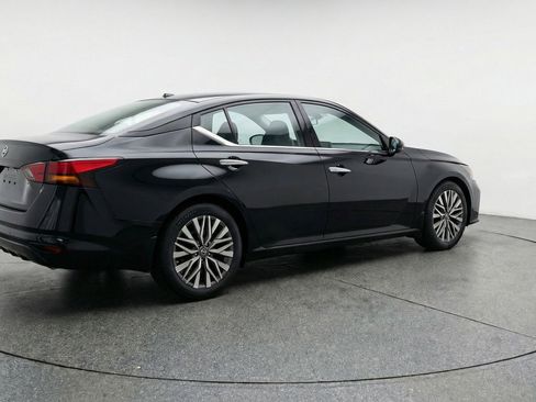 Used 2025 Nissan Altima 2.5 SV image 9