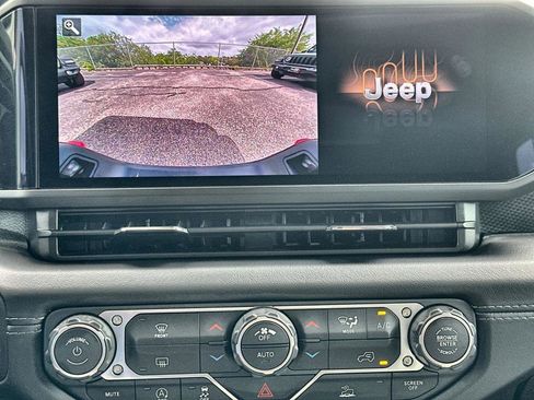 Certified 2025 Jeep Gladiator Mojave AWD/4WD image 34