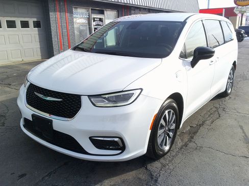 Used 2024 Chrysler Pacifica Select image 13