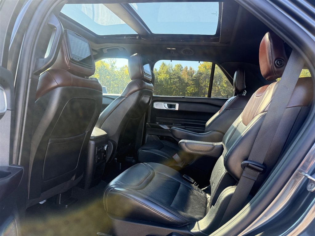 Used 2020 Ford Explorer Platinum w/ Premium Technology Package AWD/4WD image 2