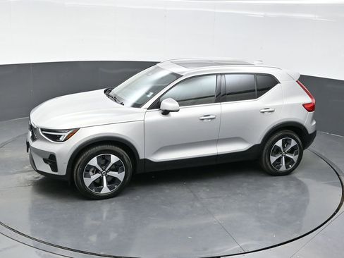 Used 2025 Volvo XC40 B5 Plus image 26