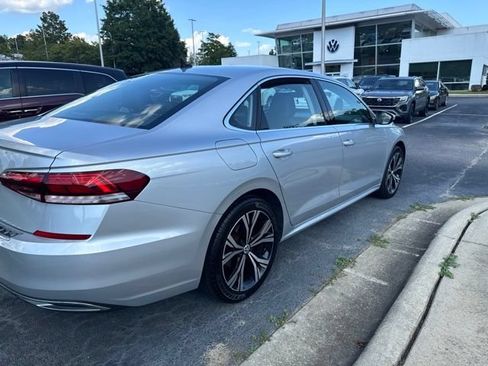 Used 2021 Volkswagen Passat 2.0T SE FWD image 13