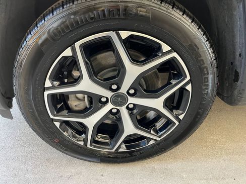 Used 2025 Jeep Compass Limited image 40