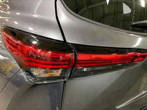 Used 2023 Toyota Highlander XLE AWD/4WD image 29