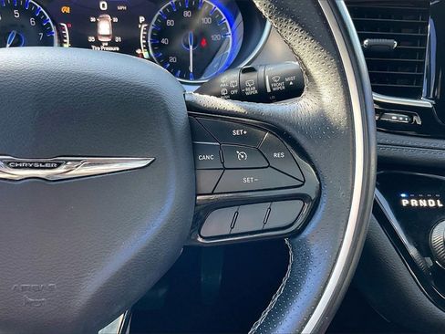 Used 2018 Chrysler Pacifica Limited w/ S Appearance Package image 17