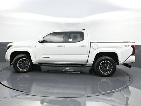 Used 2024 Toyota Tacoma TRD Sport AWD/4WD image 40