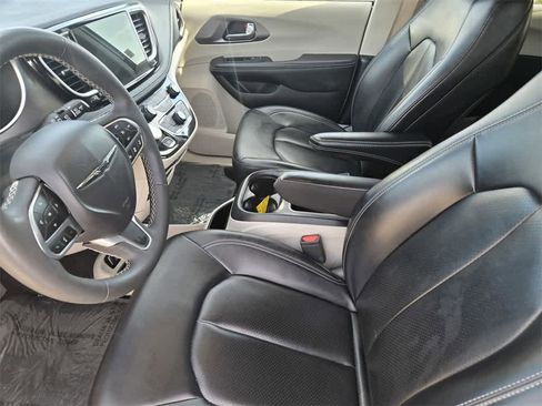 Used 2023 Chrysler Pacifica Touring-L image 16