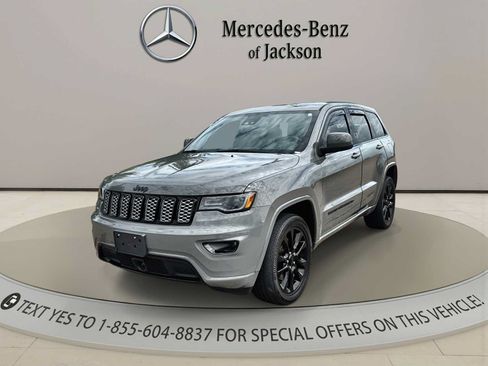 Used 2022 Jeep Grand Cherokee Laredo X AWD/4WD image 4