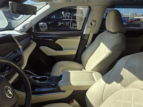 Used 2021 Toyota Highlander Platinum image 5