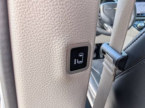 Used 2024 Chrysler Pacifica Touring-L FWD image 16