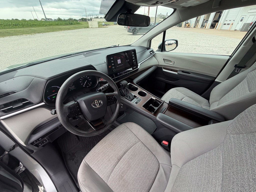 Used 2022 Toyota Sienna LE AWD/4WD image 12