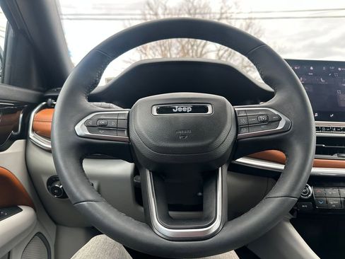 Used 2023 Jeep Compass Limited image 7