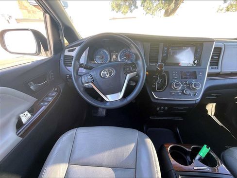 Used 2016 Toyota Sienna Limited FWD image 8