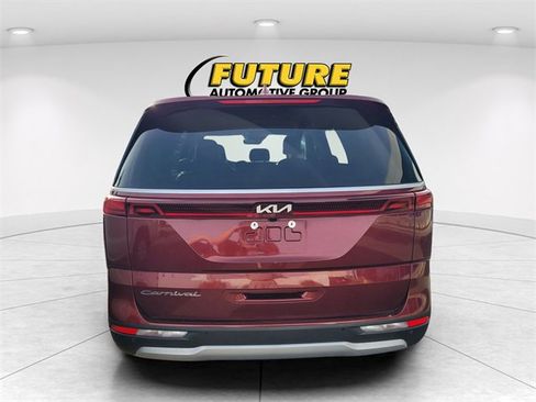 Used 2022 Kia Carnival LX image 4