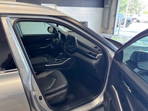 Used 2020 Toyota Highlander XLE FWD image 12