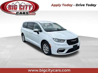 Used 2023 Chrysler Pacifica Touring-L FWD video 1