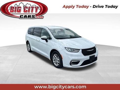 Used 2023 Chrysler Pacifica Touring-L FWD image 1