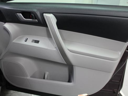 Used 2013 Toyota Highlander SE image 25