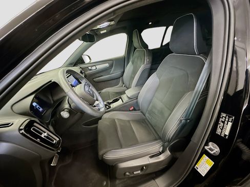 Used 2022 Volvo XC40 P8 Recharge Plus image 13