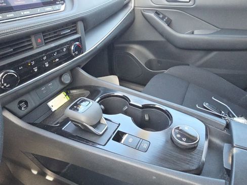 Used 2024 Nissan Rogue S image 18