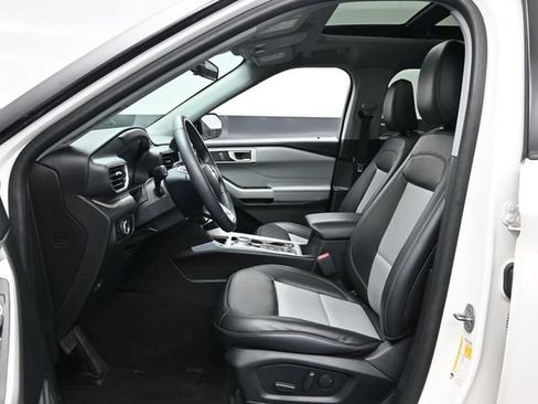 Used 2024 Ford Explorer XLT w/ XLT Sport Appearance Package AWD/4WD image 19
