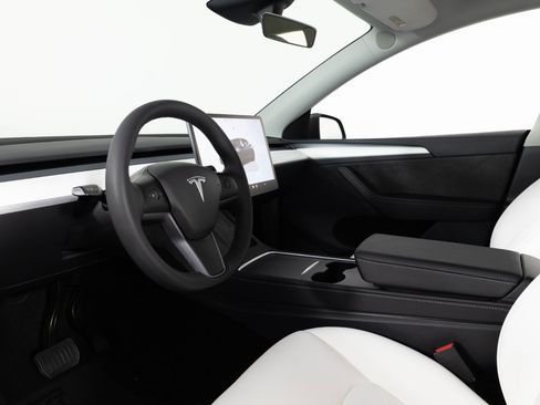 Used 2024 Tesla Model Y Long Range AWD/4WD image 13