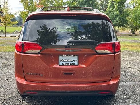 Used 2018 Chrysler Pacifica Touring-L w/ Premium Audio Group FWD image 8