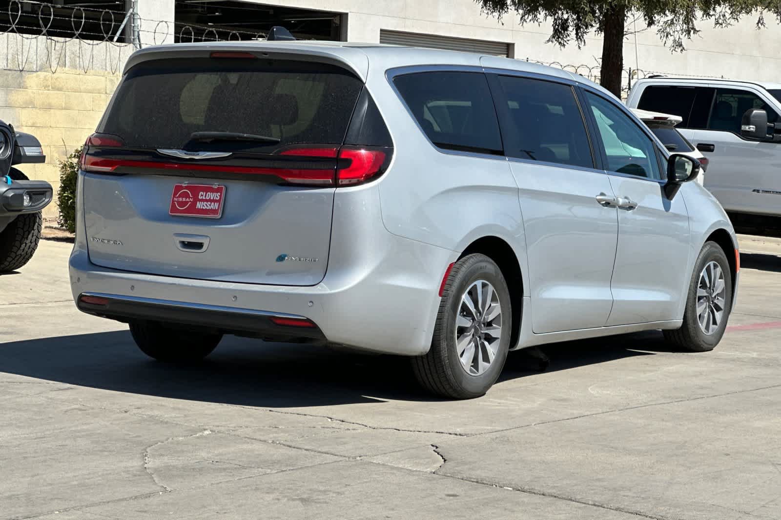 Used 2024 Chrysler Pacifica Limited FWD image 3