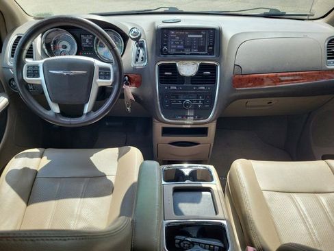 Used 2014 Chrysler Town & Country Touring-L FWD image 17