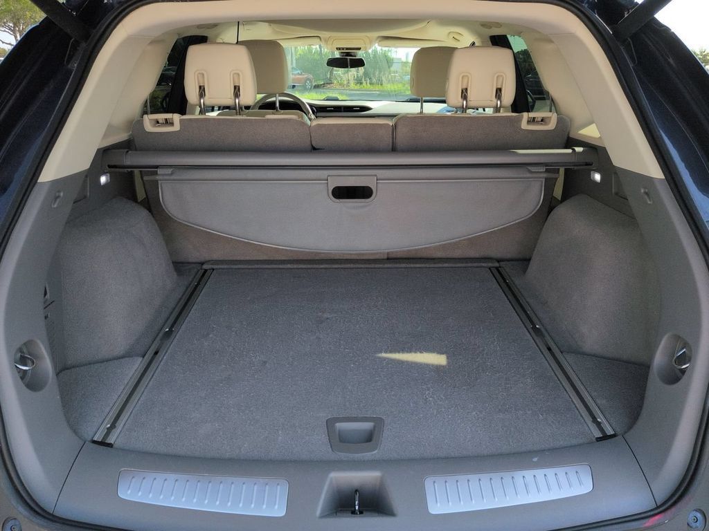 Used 2017 Cadillac XT5 Luxury w/ Driver Awareness Package FWD image 13