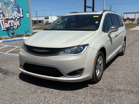 Used 2017 Chrysler Pacifica Limited FWD image 7