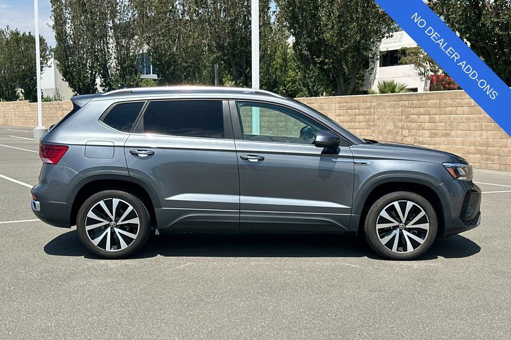 Used 2022 Volkswagen Taos SE FWD image 3