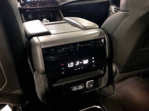 Used 2023 Jeep Wagoneer Series II AWD/4WD image 31