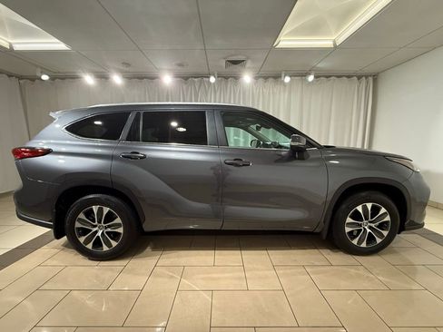 Certified 2023 Toyota Highlander XLE image 6